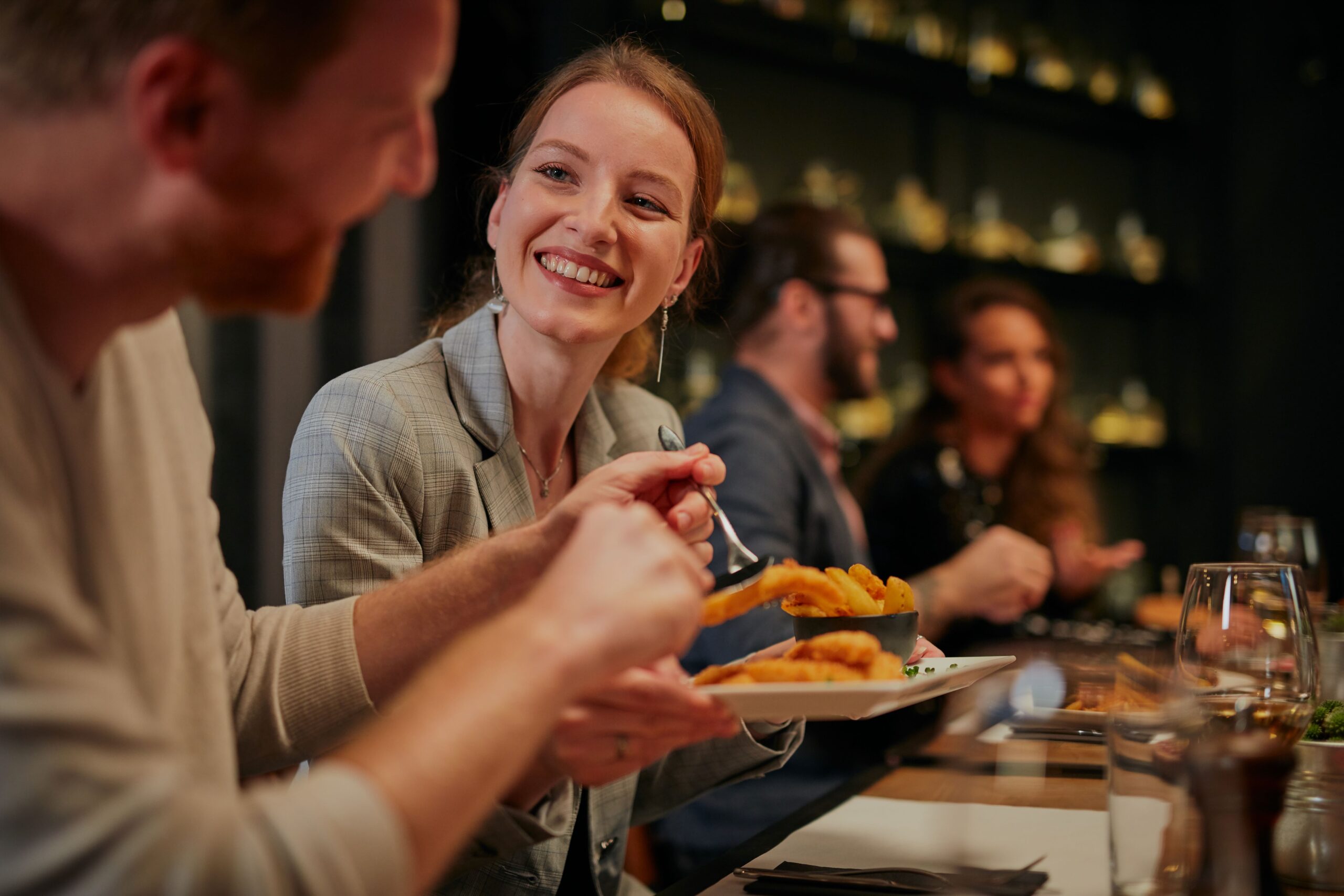 Zwei Personen unterhalten sich in einem Restaurant 