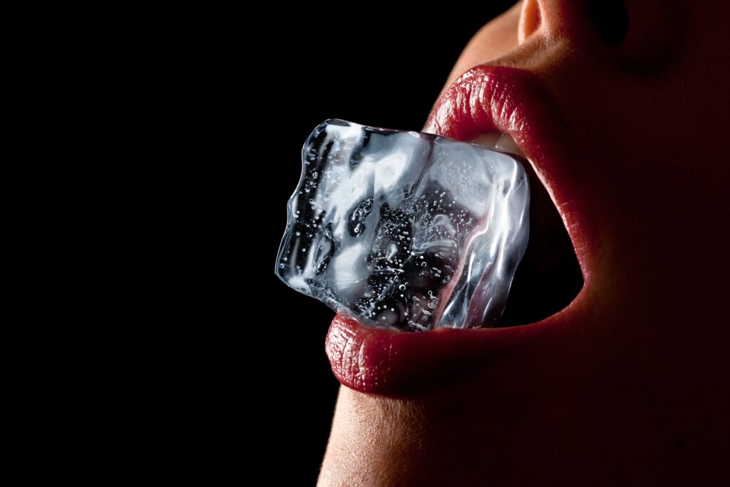 Rote Lippen mit Eiswürfel im Mund | Sex in Frankfurt